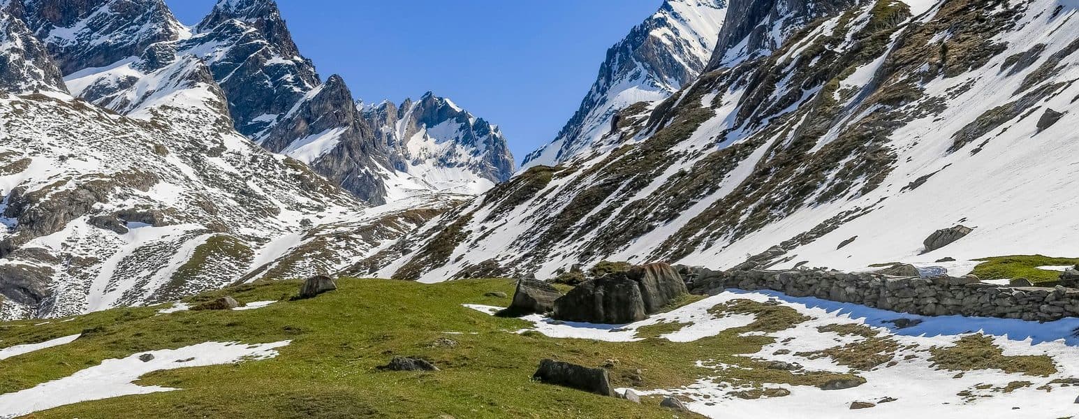 The GR5 balcony towards the Vallonbrun refuge, facing the Vanoise.