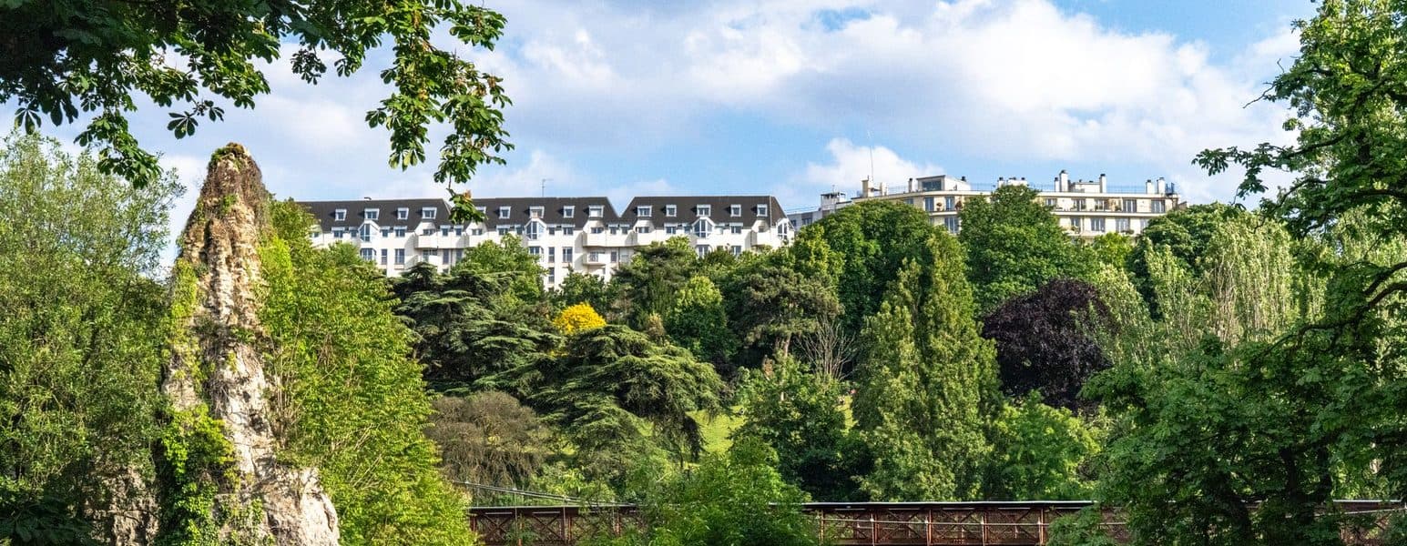 The lake and belvedere of Buttes-Chaumont.
